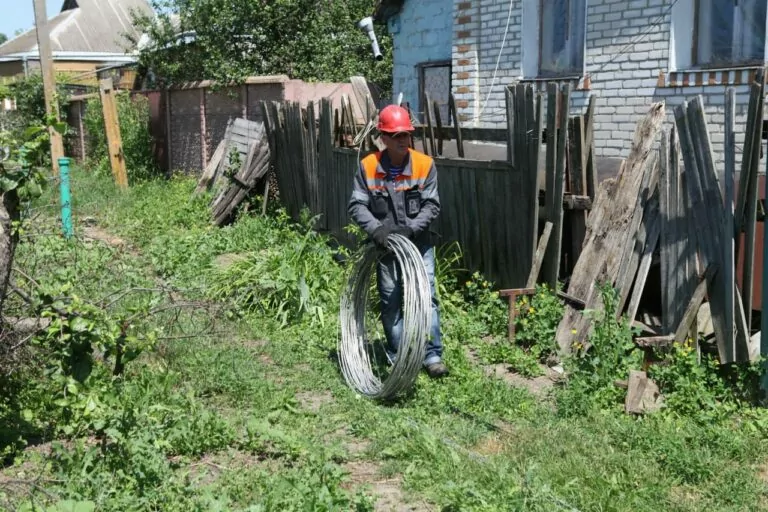 У Руській Лозовій продовжують відновлювати електропостачання — фото