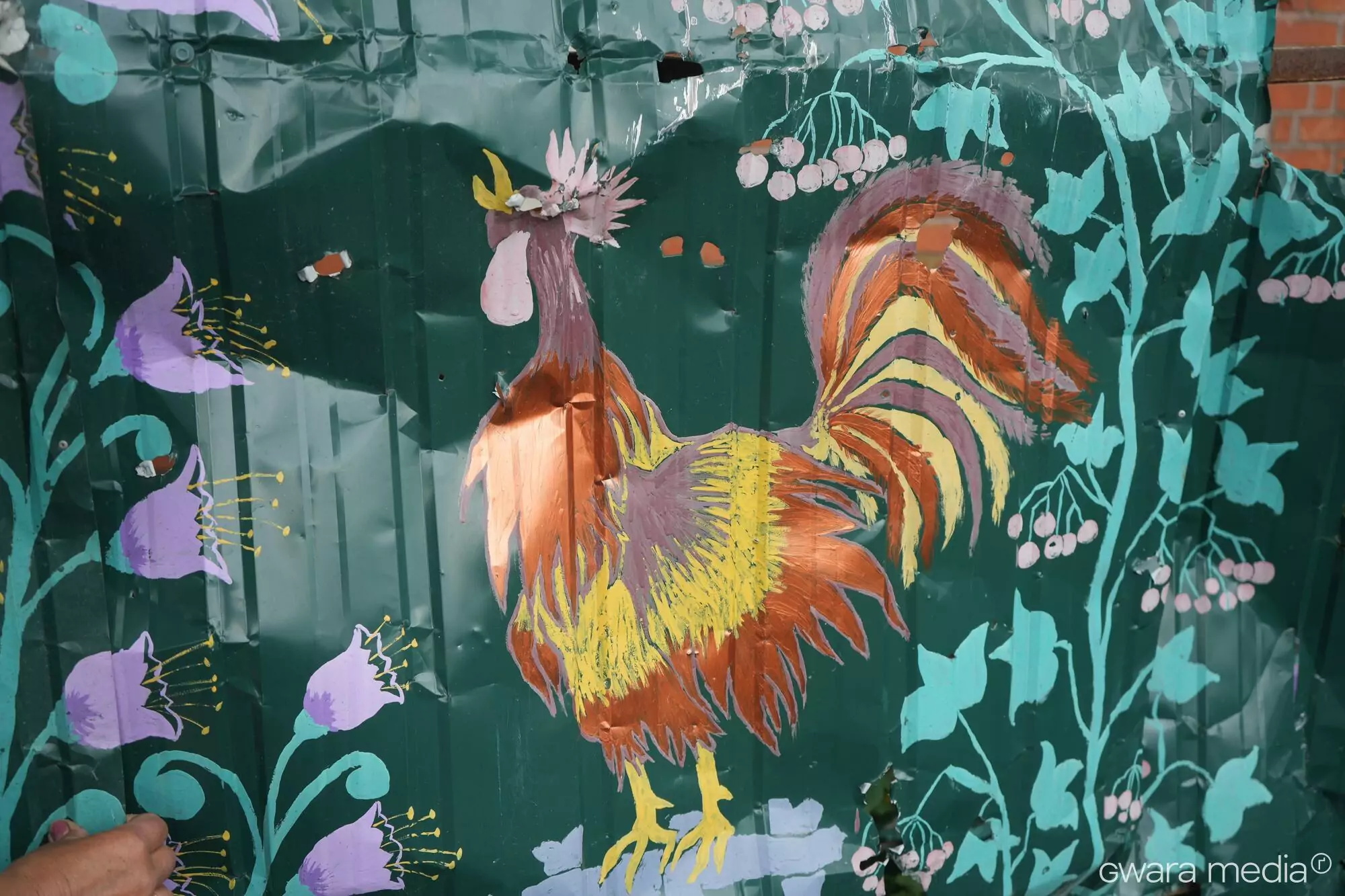 зображення до посту: Замість вручну намальованих квітів — написи російських солдатів: історія одного дому в Довгенькому