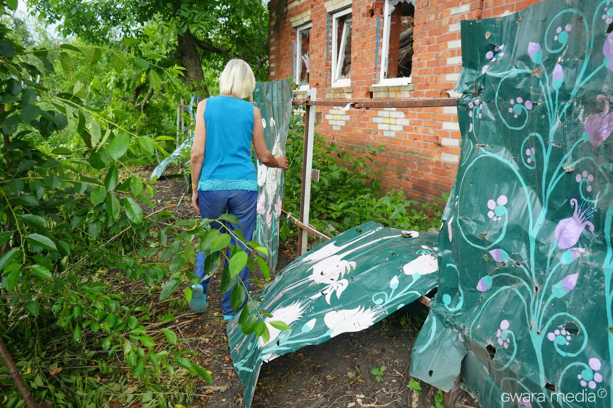 зображення до посту: Замість вручну намальованих квітів — написи російських солдатів: історія одного дому в Довгенькому