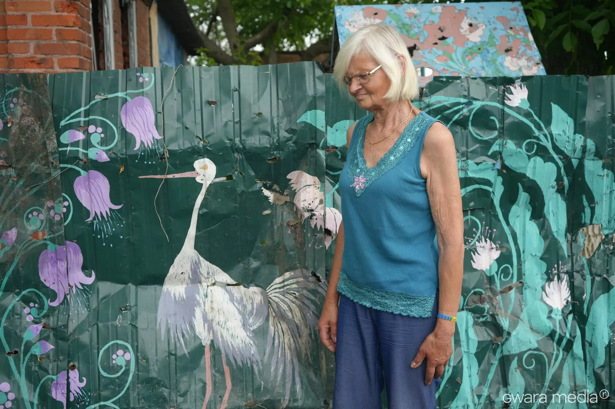 зображення до посту: Замість вручну намальованих квітів — написи російських солдатів: історія одного дому в Довгенькому