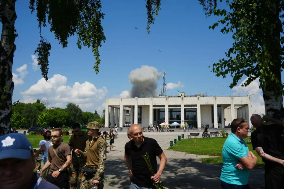 зображення до посту: Russian Army Hits a Housing Block with Iskander missile in Pervomaiskyi of Kharkiv Oblast