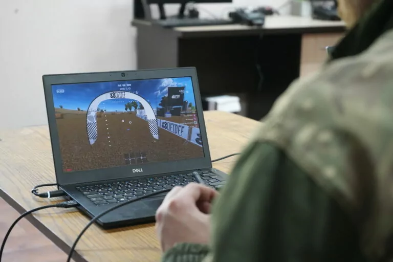 У Харкові розпочала роботу школа пілотування FPV-дронами