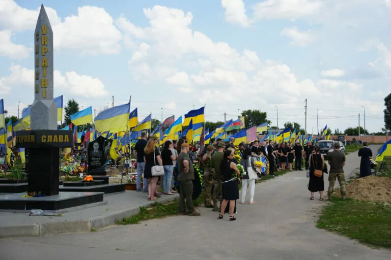 «Я зробила недостатньо, щоб він жив». Розповідаємо з психологинею, як пережити втрату