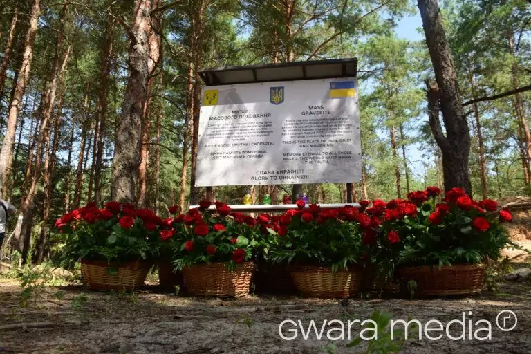 На місці Ізюмського масового поховання з’явилася пам’ятна табличка