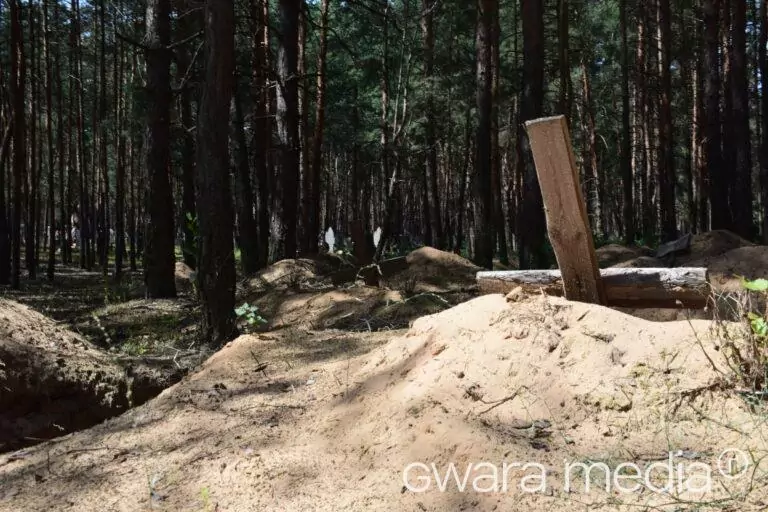 140 тіл з масового поховання в Ізюмі мають ознаки насильницької смерті