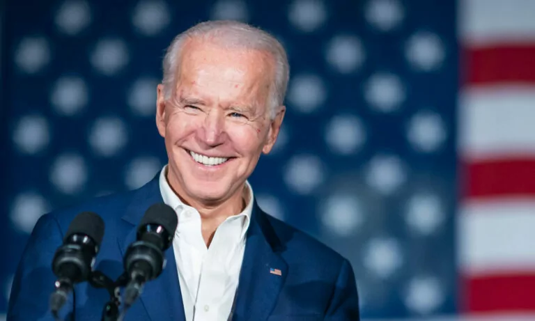 FAKE. Biden Buys Books at Dementia Care Center