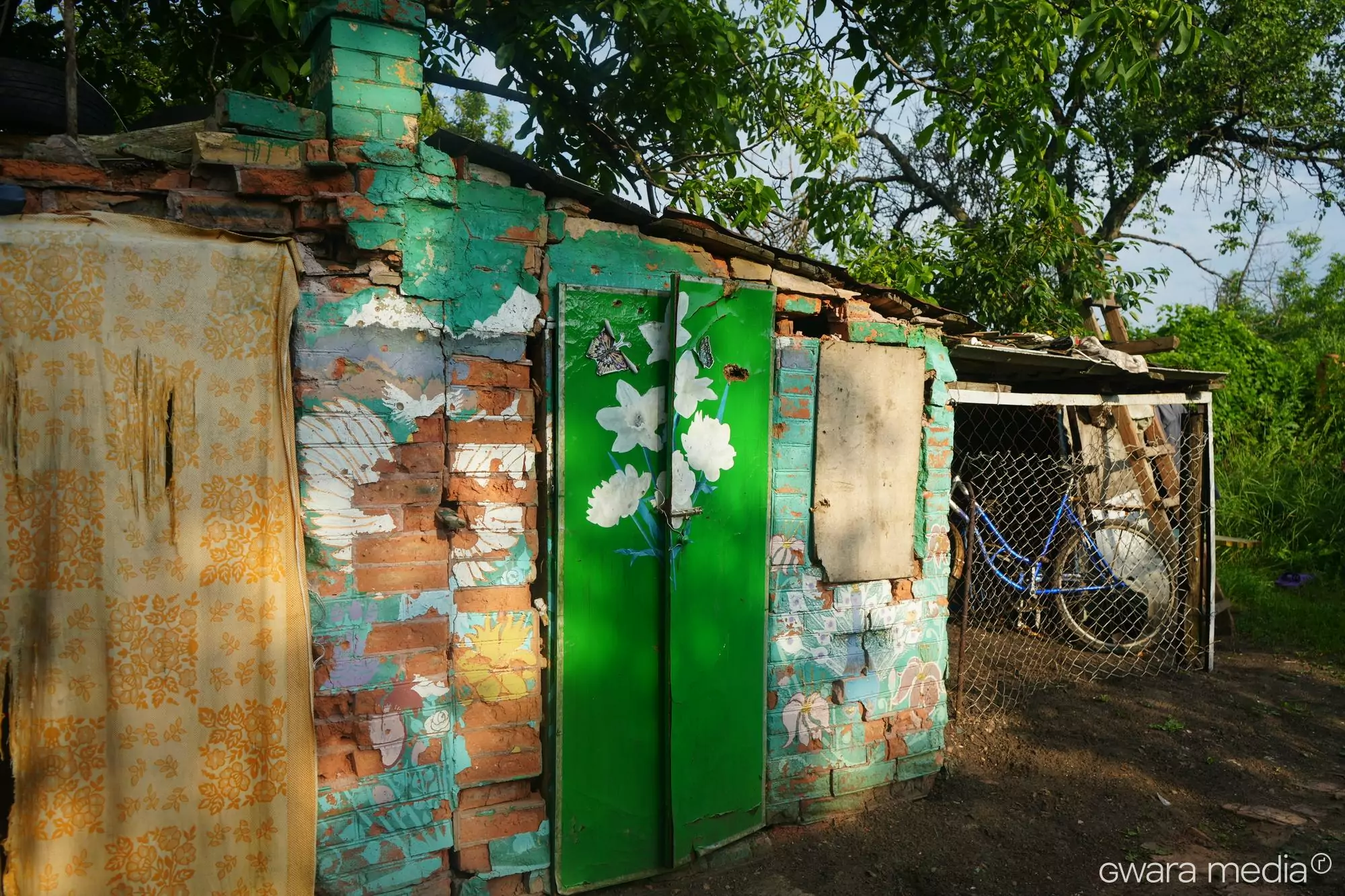 зображення до посту: Замість вручну намальованих квітів — написи російських солдатів: історія одного дому в Довгенькому