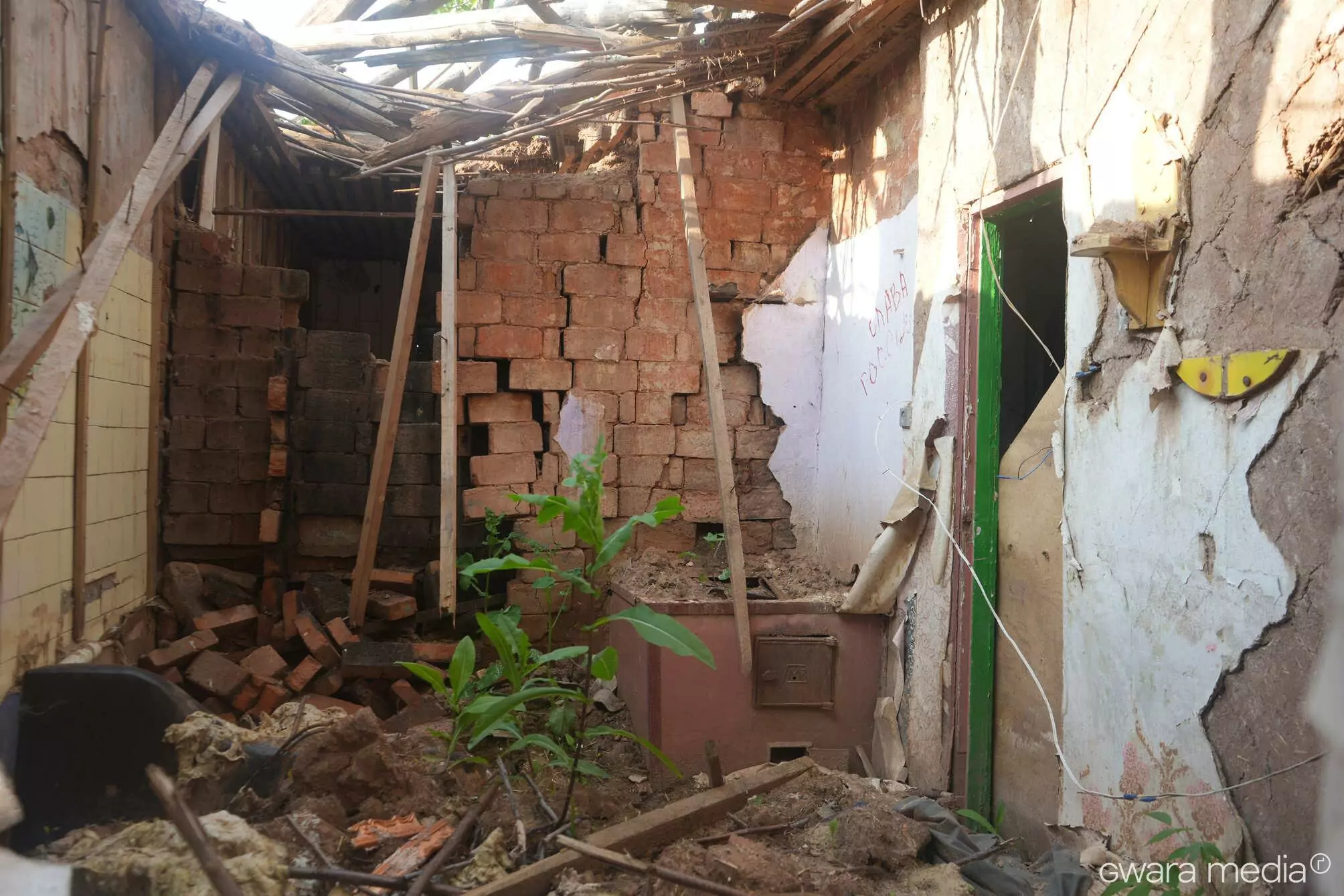 зображення до посту: Замість вручну намальованих квітів — написи російських солдатів: історія одного дому в Довгенькому