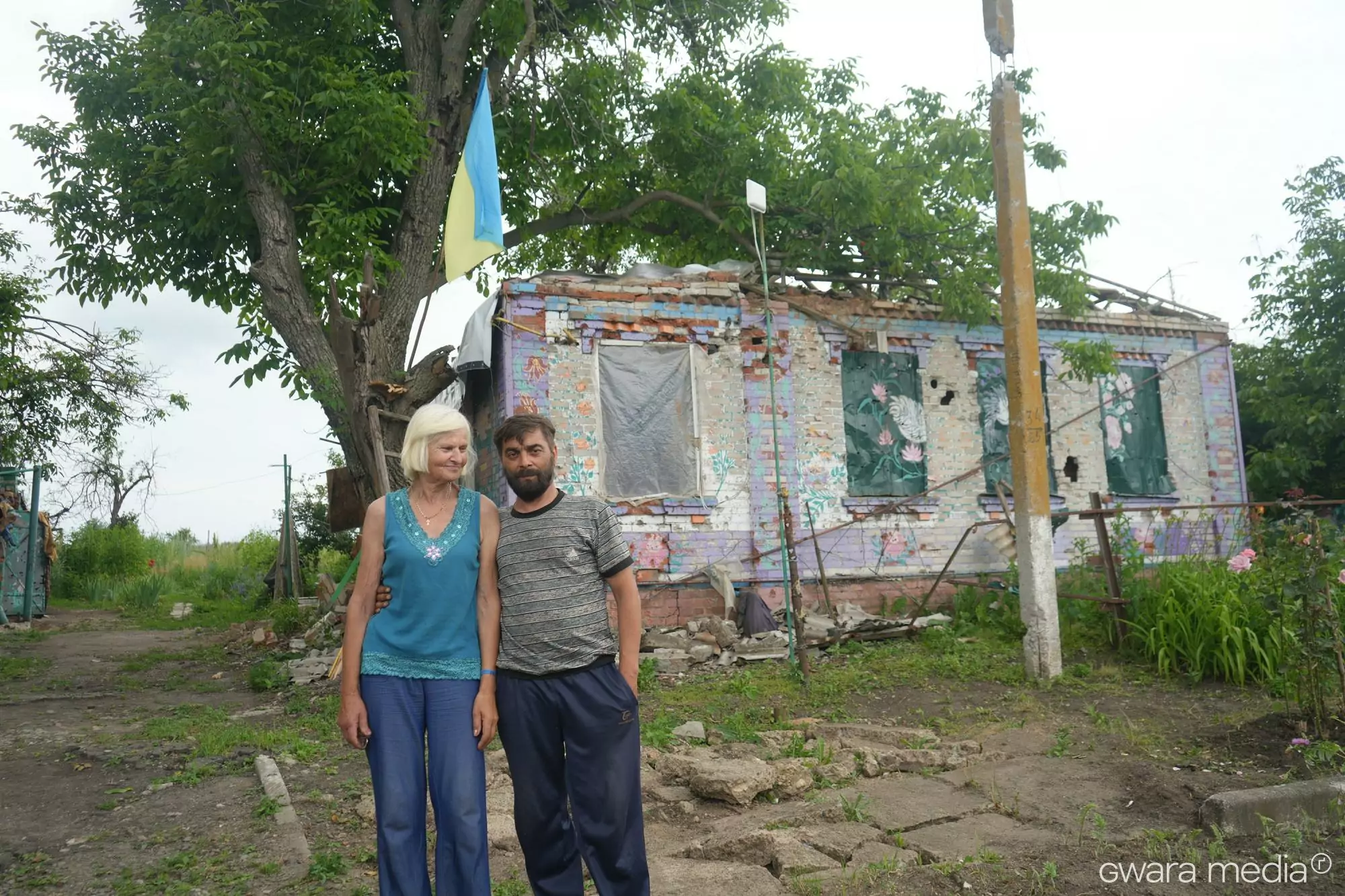 зображення до посту: Замість вручну намальованих квітів — написи російських солдатів: історія одного дому в Довгенькому