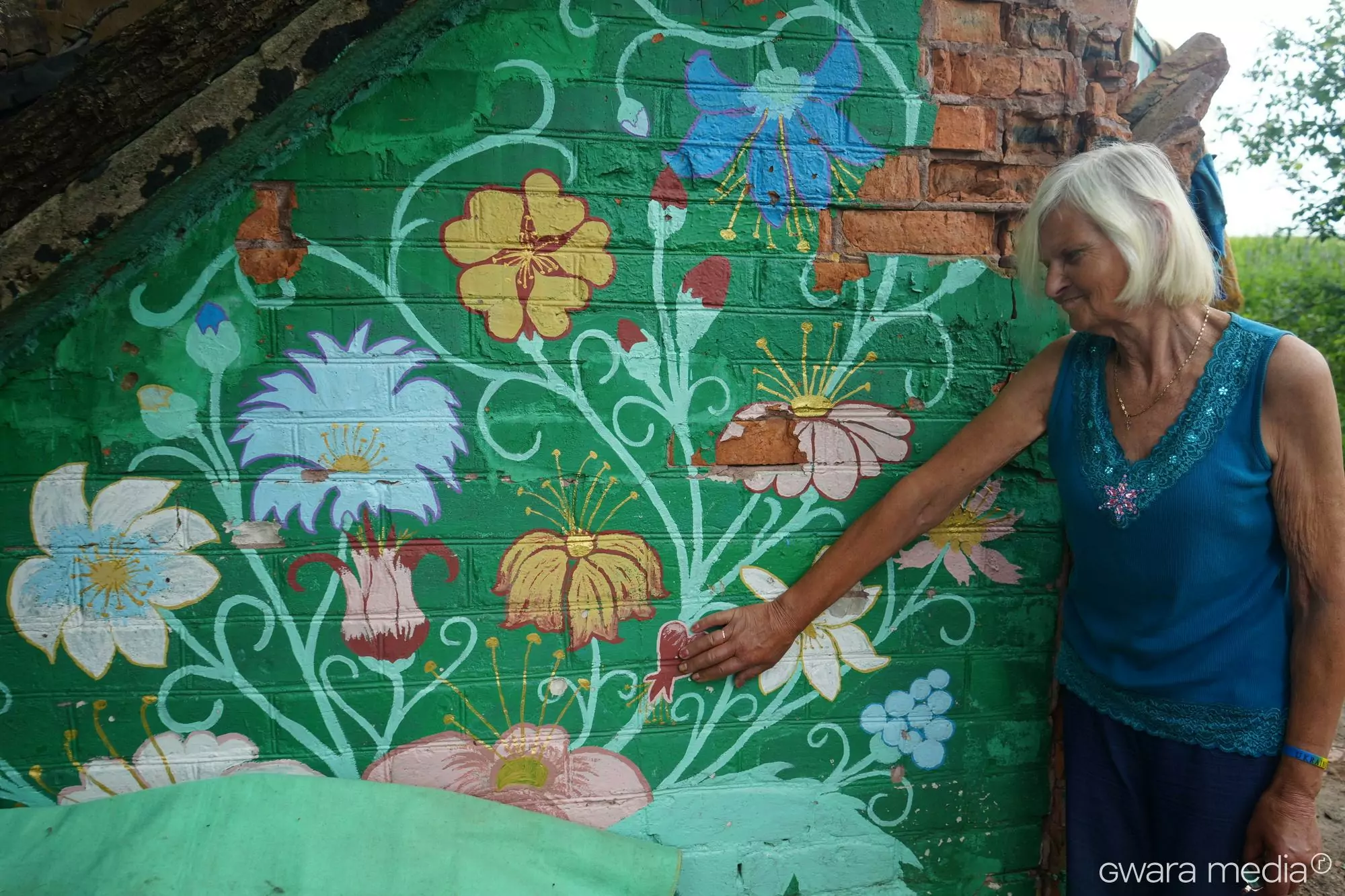 зображення до посту: Замість вручну намальованих квітів — написи російських солдатів: історія одного дому в Довгенькому