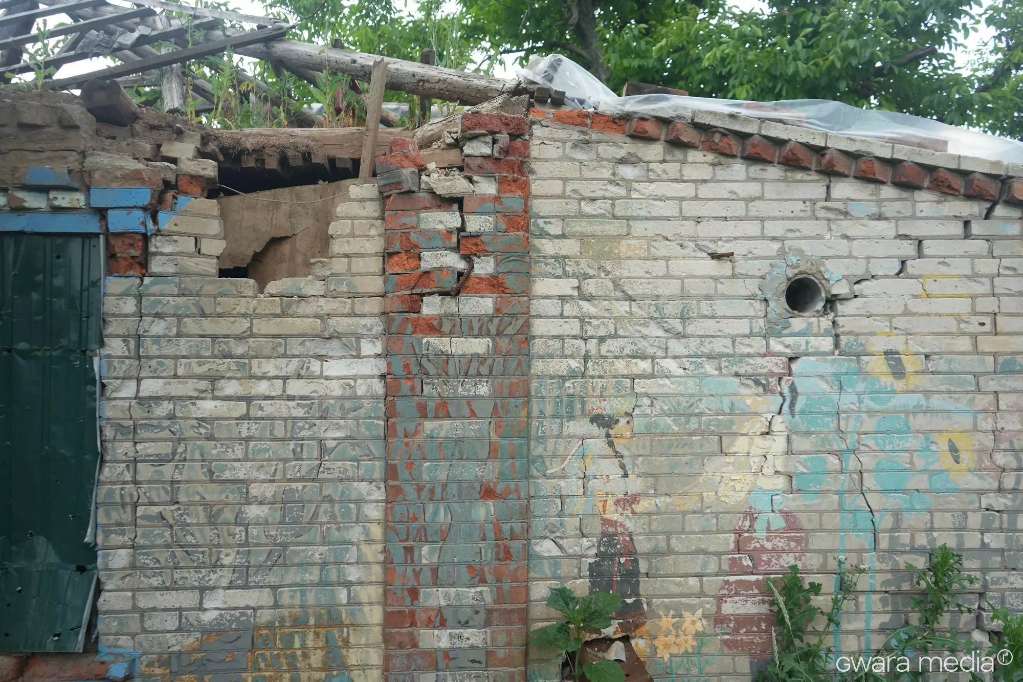 зображення до посту: Замість вручну намальованих квітів — написи російських солдатів: історія одного дому в Довгенькому
