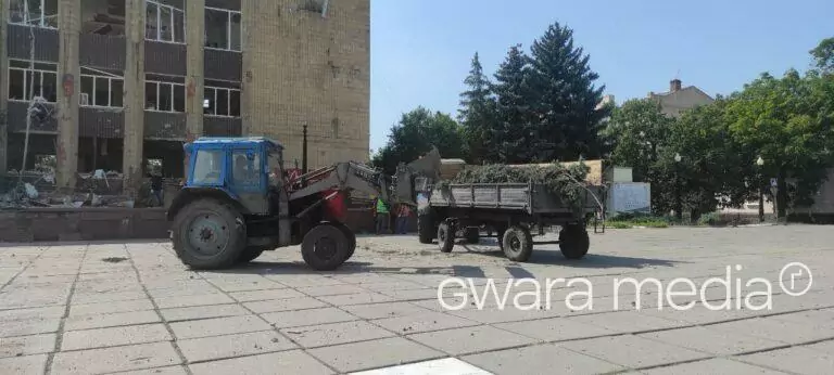 Армія РФ скинула авіабомбу на Куп’янськ, пошкодивши міськраду — фото