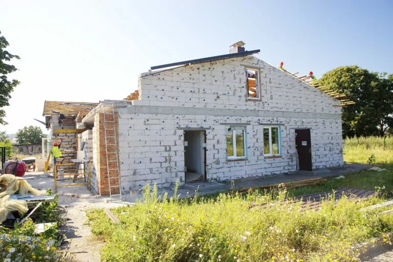 В одній з громад Харківщини відновлюють амбулаторію, пошкоджену обстрілами РФ