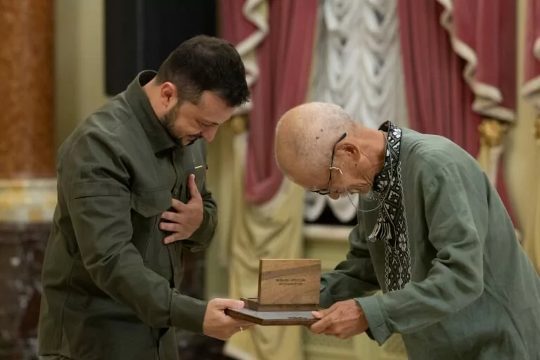 Zelenskyy Presented an Award to Fuminori Tsuchiko, a Japanese Who Volunteers in Kharkiv