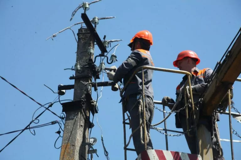 У Харківській області через обстріли без світла 37,3 тисячі абонентів