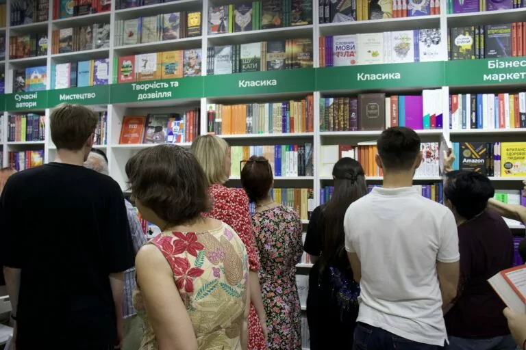 Пенсіонерка з Харкова замішана у співпраці українських видавництв з Росією — Сенсор та Мольфар