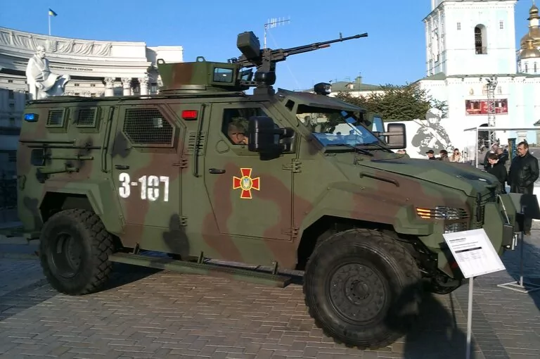 Волонтери передали бронемашини бійцям, що воюють на Харківщині