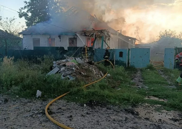 Пошкоджені будинки та пожежі: війська РФ обстріляли Харківщину