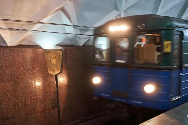 На станції метро «Армійська» у Харкові радянські зірки змінили на державні символи