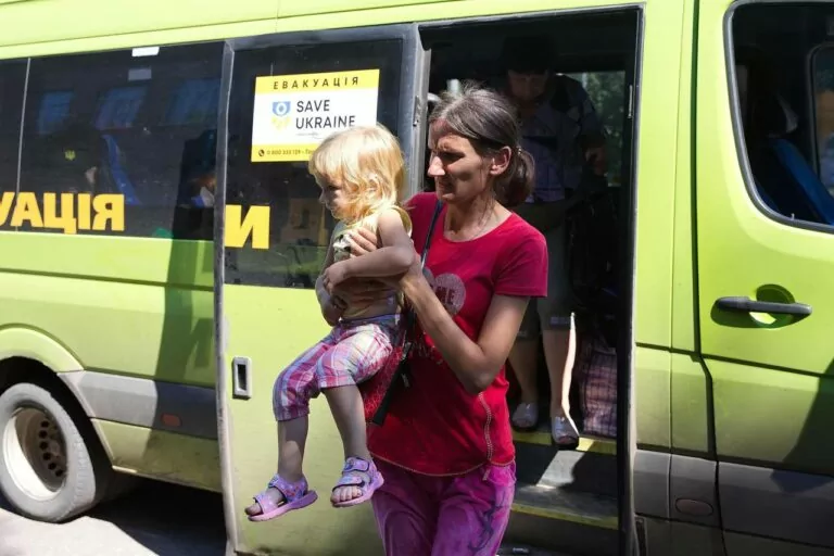 З небезпечних районів Харківщини евакуювали 113 дітей