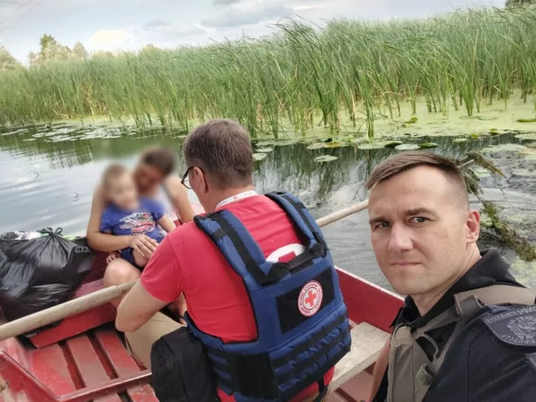 З Вовчанська човном евакуювали шістьох дітей