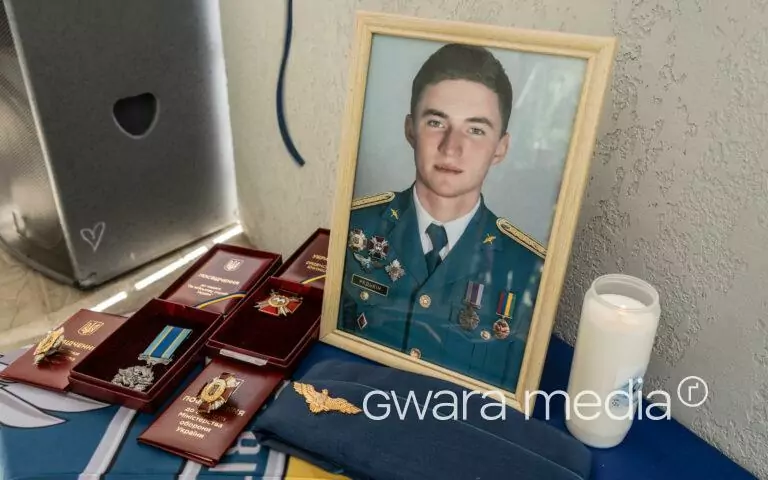 Меморіальну дошку на честь пілота Тараса Редькіна відкрили у Харкові — фото