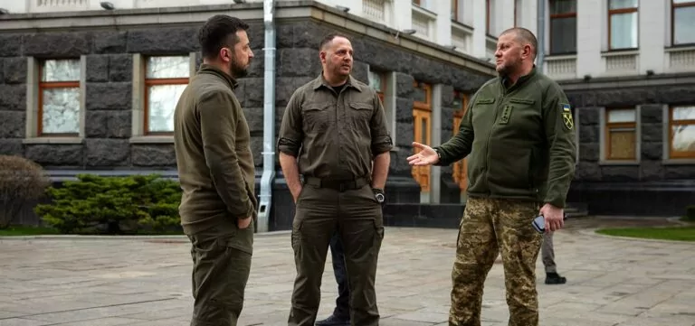 Зеленський доручив Залужному звільнити всіх обласних військкомів