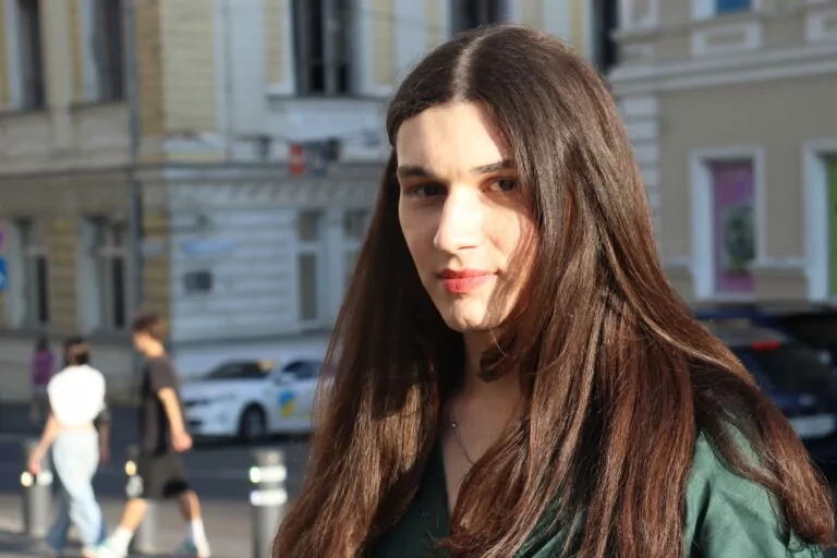 «Я роблю те, що хочу, а не те, чого від мене очікують». Історія транс дівчини Саші, яка пережила російську окупацію Ізюма