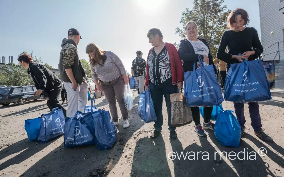 зображення до посту: Волонтери роздають гуманітарну допомогу в Старовірівці Куп’янського району — фото