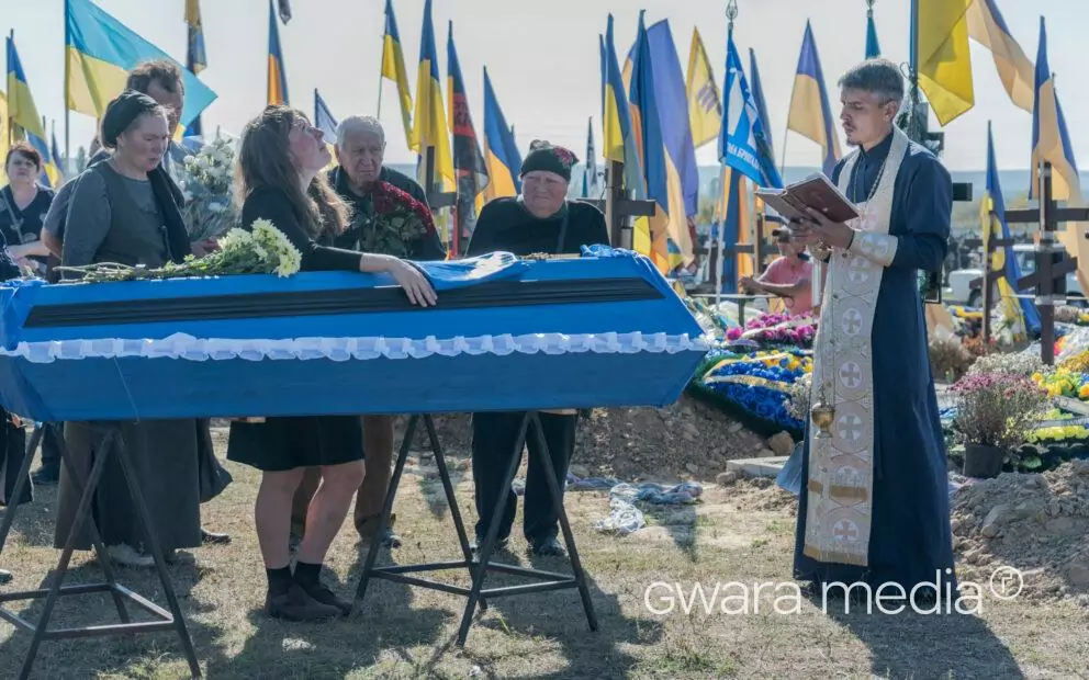 зображення до посту: У Харкові попрощалися з поетом та військовим Олексієм Івакіним — фото