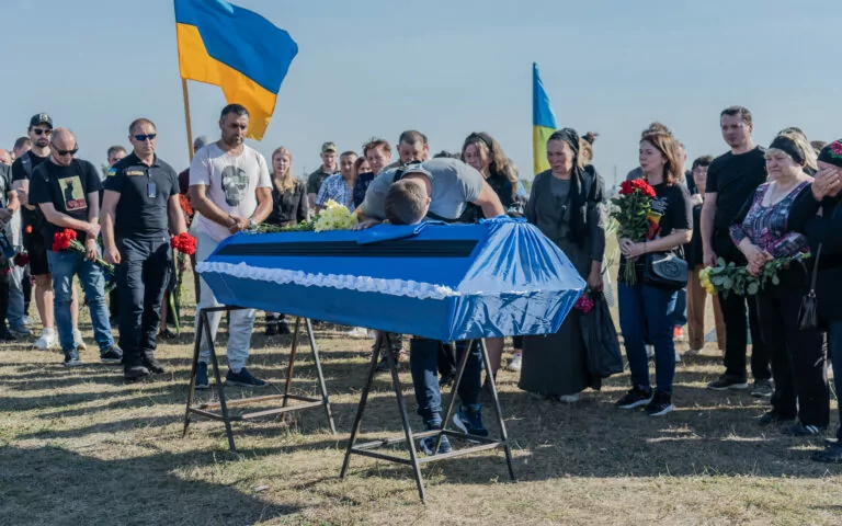 У Харкові попрощалися з поетом та військовим Олексієм Івакіним — фото