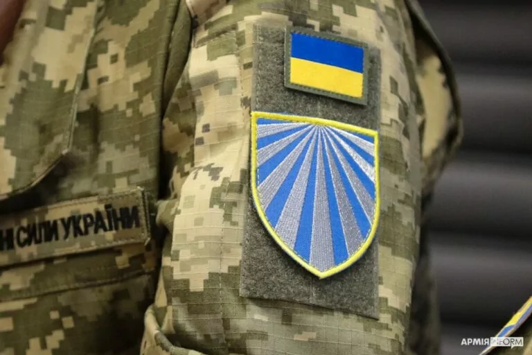 Міноборони затвердило емблеми на комірцях військових капеланів різних конфесій