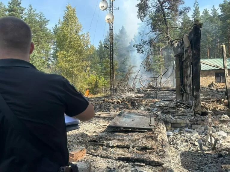 У Вовчанську та Великому Бурлуці пошкоджено адмінбудівлі через обстріли РФ