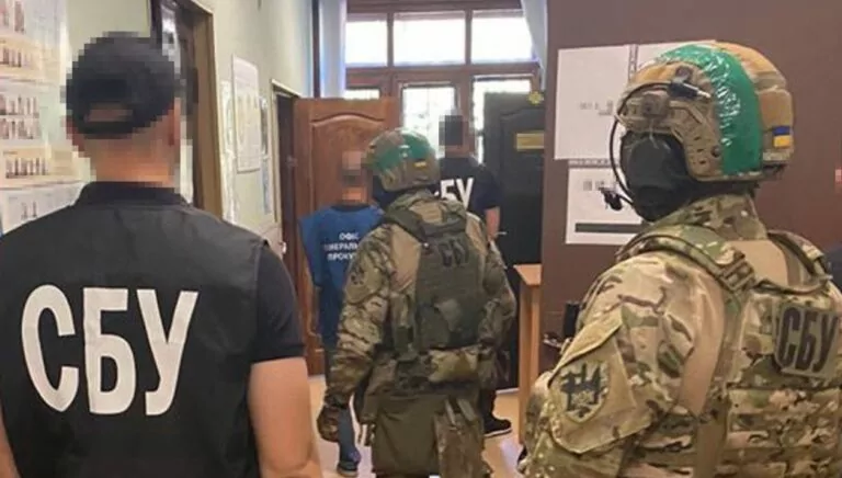 У Харкові СБУ затримала працівників міграційної за підозру в хабарництві