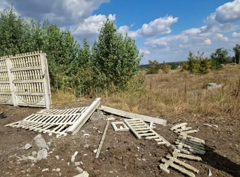Російські війська протитанковою ракетою влучили в цивільне авто на Харківщині: є загиблі та поранений