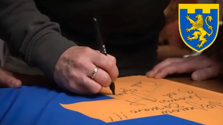 Маніпуляція. Зеленський підписав прапор з символікою дивізії СС «Галичина»