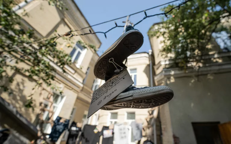 Придбати речі Жадана та зустріти своїх. Як минув гаражний розпродаж для потреб ЗСУ в Харкові — фото