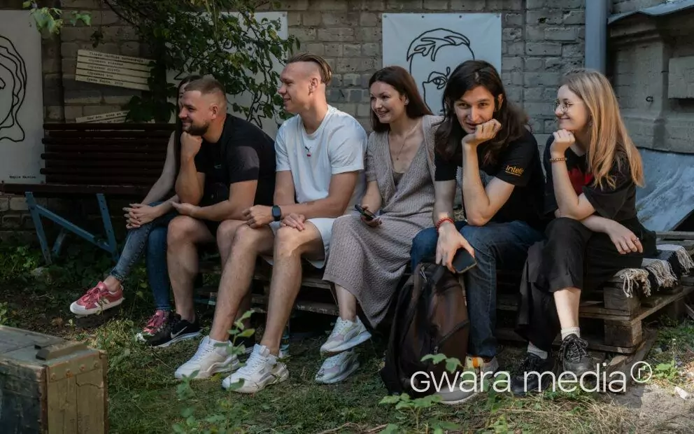 зображення до посту: Придбати речі Жадана та зустріти своїх. Як минув гаражний розпродаж для потреб ЗСУ в Харкові — фото