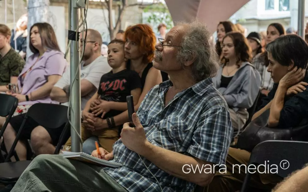 зображення до посту: Придбати речі Жадана та зустріти своїх. Як минув гаражний розпродаж для потреб ЗСУ в Харкові — фото