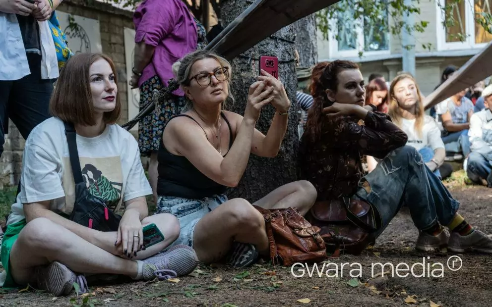 зображення до посту: Придбати речі Жадана та зустріти своїх. Як минув гаражний розпродаж для потреб ЗСУ в Харкові — фото