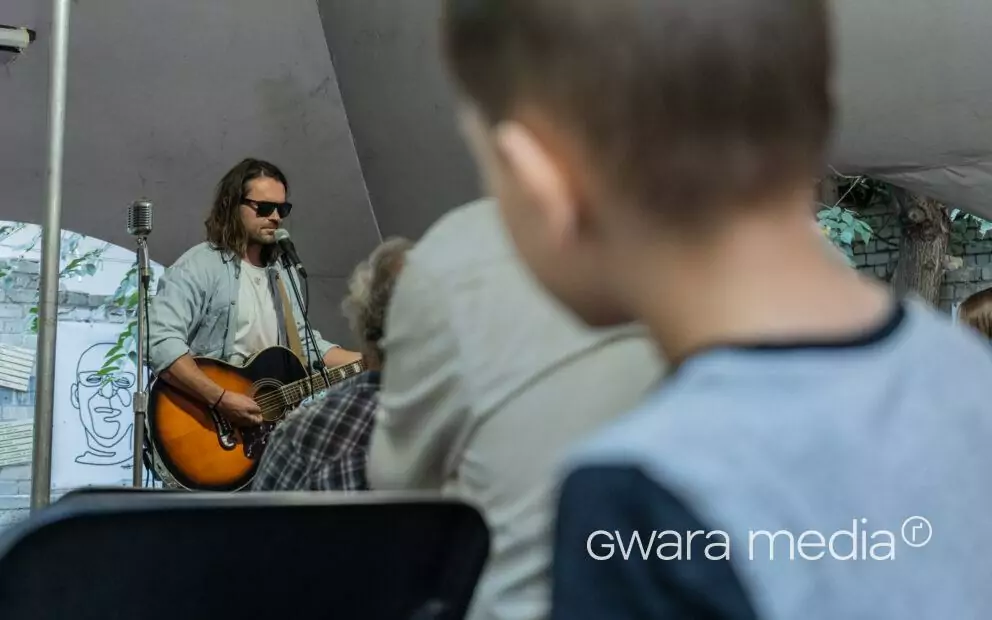 зображення до посту: Придбати речі Жадана та зустріти своїх. Як минув гаражний розпродаж для потреб ЗСУ в Харкові — фото