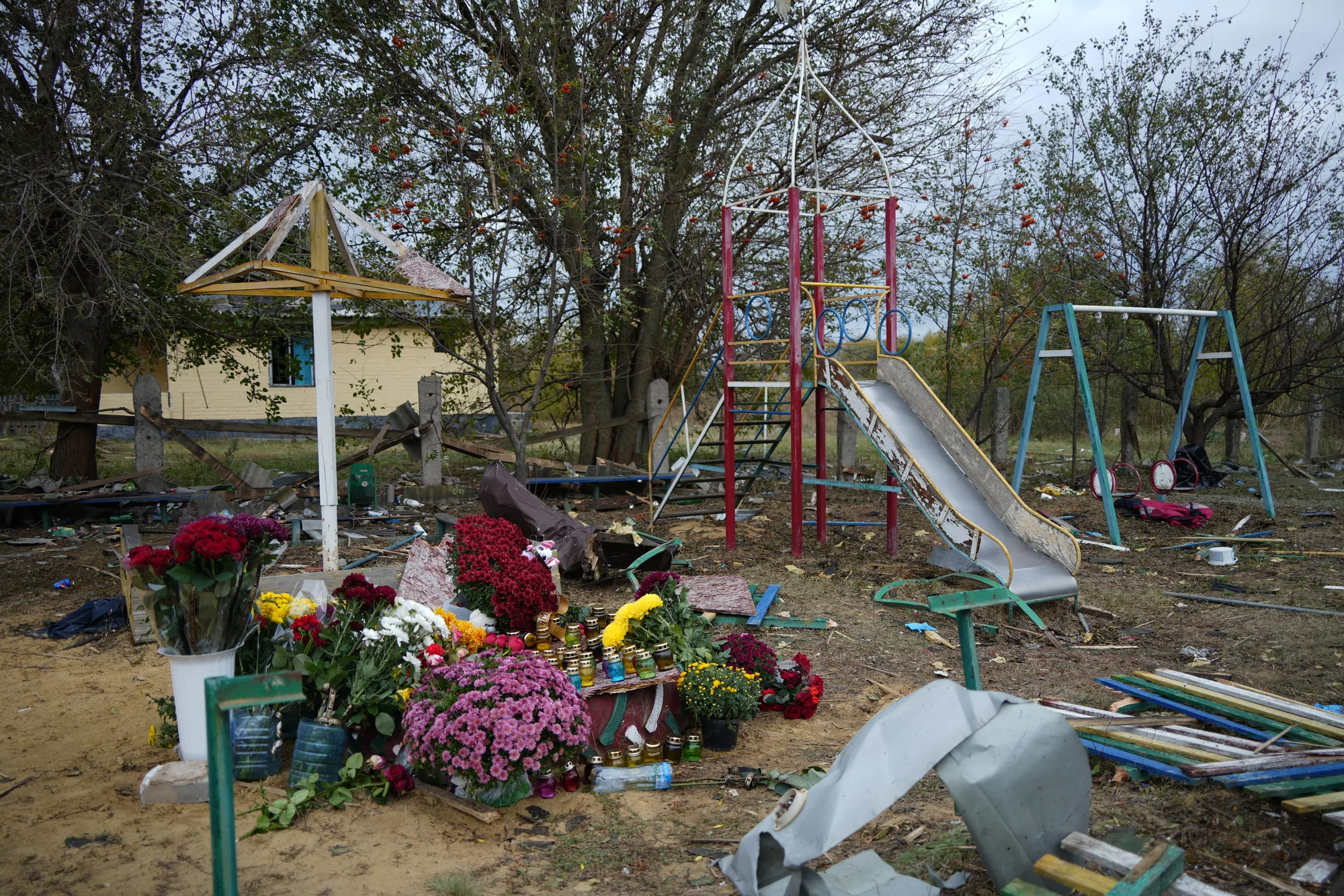 зображення до посту: П&#8217;ять днів Грози. У селі ховають загиблих від ракетного удару 5 жовтня — фоторепортаж