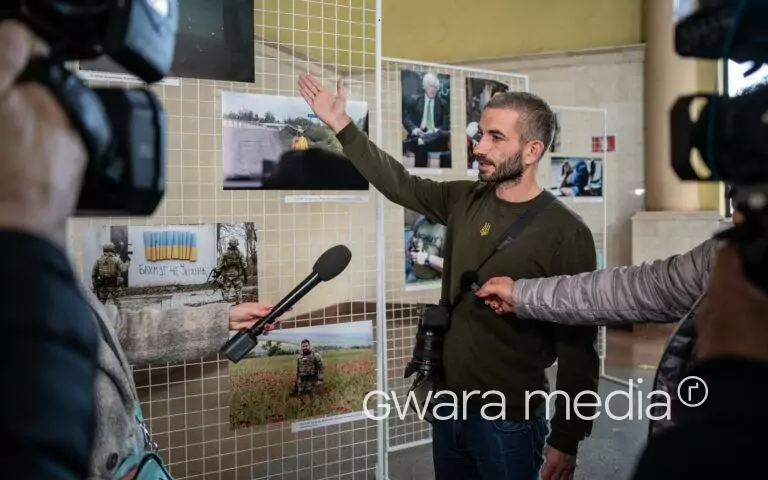 На харківському вокзалі відкрилася фотовиставка Яна Доброносова присвячена війні — фото