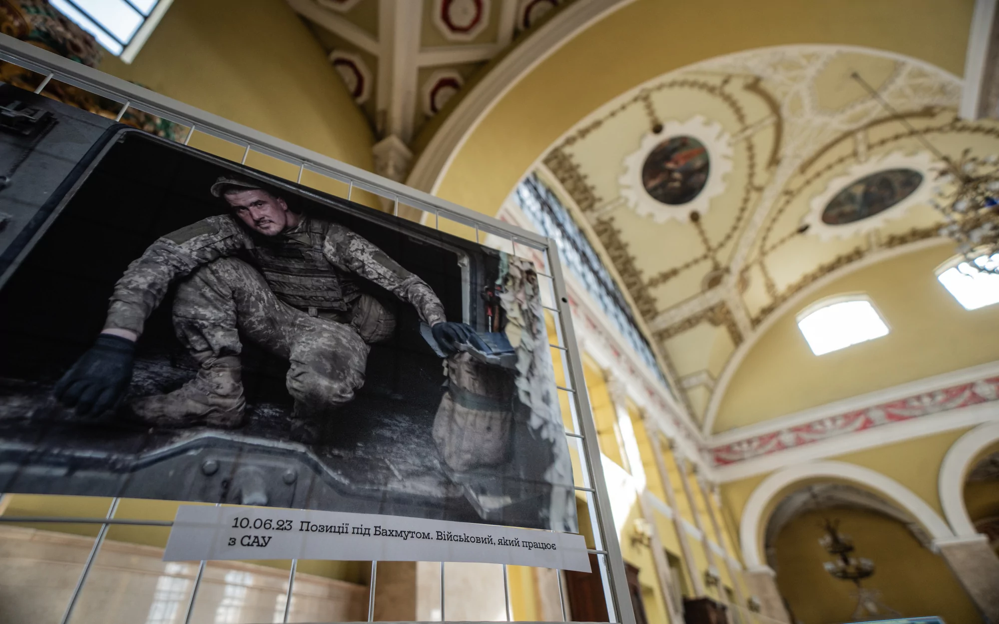 зображення до посту: На харківському вокзалі відкрилася фотовиставка Яна Доброносова присвячена війні — фото