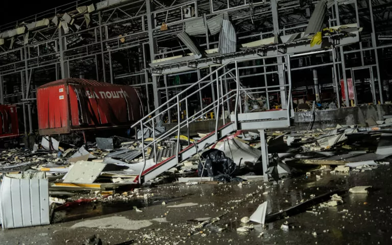 Майже 3 тисячі посилок врятували після удару по терміналу Нової пошти