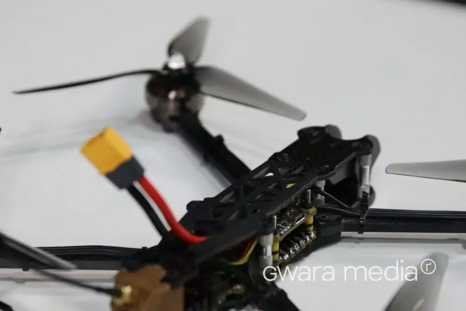 зображення до посту: «Дронів не шкода, вони виконують свою роботу». Підліток у Харкові збирає дрони-камікадзе для ЗСУ — фото