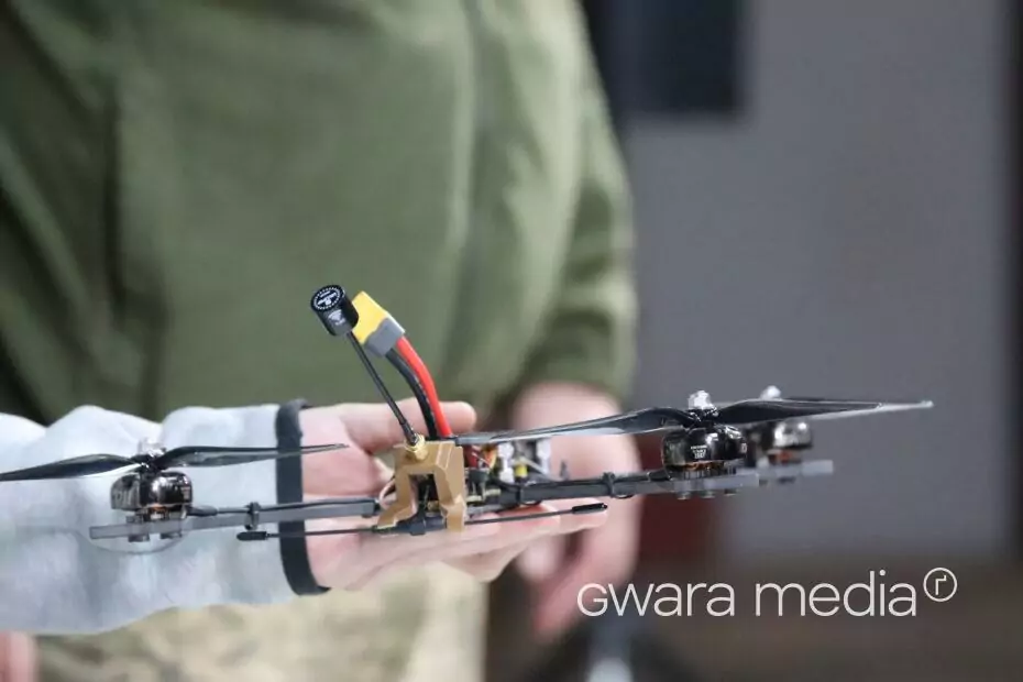 зображення до посту: «Дронів не шкода, вони виконують свою роботу». Підліток у Харкові збирає дрони-камікадзе для ЗСУ — фото