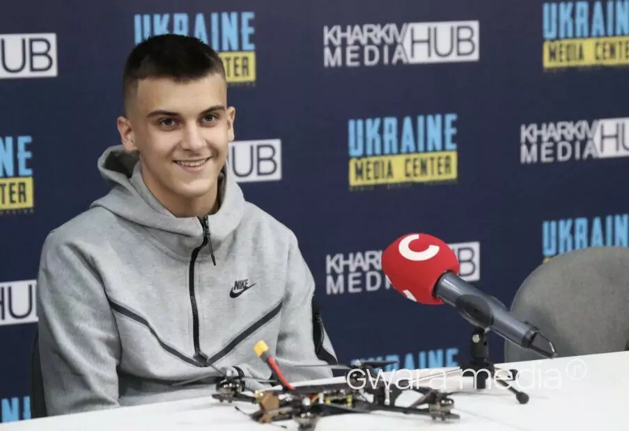 зображення до посту: «Дронів не шкода, вони виконують свою роботу». Підліток у Харкові збирає дрони-камікадзе для ЗСУ — фото