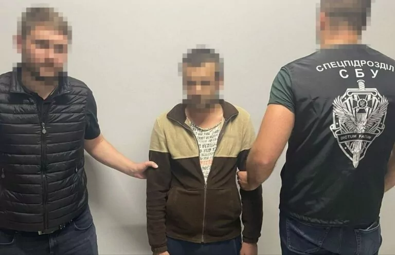 Допомагав військам РФ мінувати поля: на Харківщині затримали чоловіка за підозрою