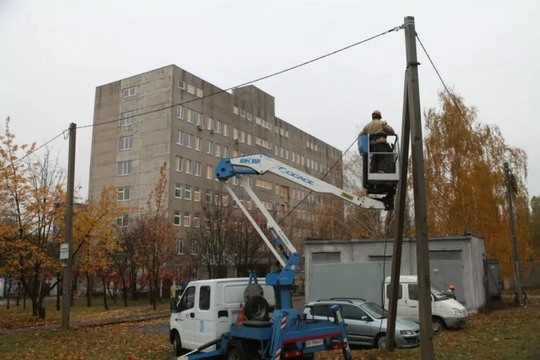 На Північній Салтівці енергетики заживили модульні будинки швидкої допомоги